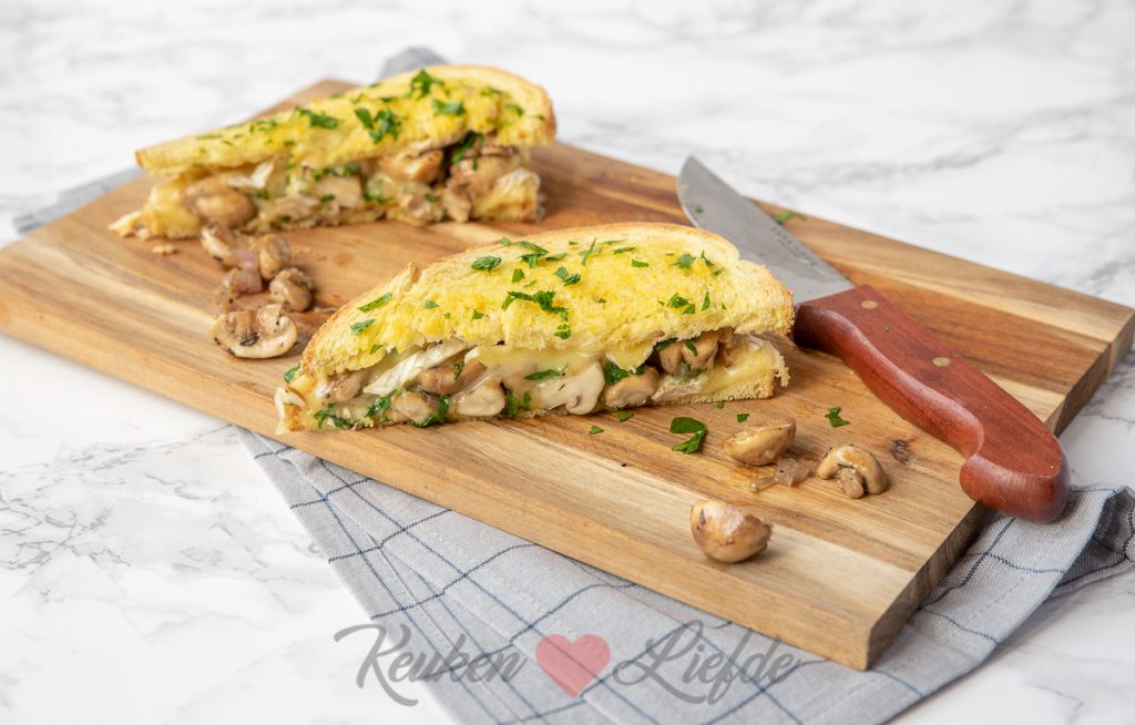 Tosti met gebakken champignons en brie