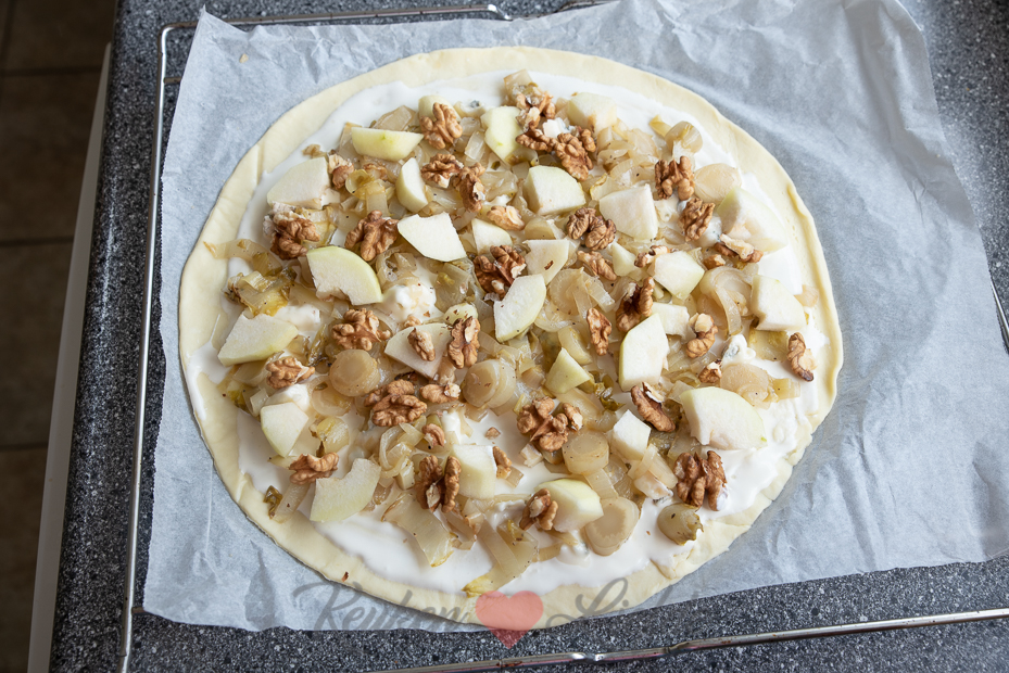 Flammkuchen met witlof, peer en gorgonzola Flammkuchen met witlof, peer en gorgonzola