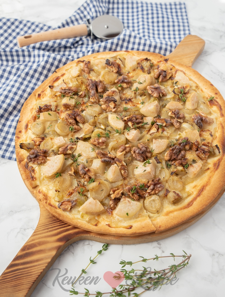 Flammkuchen met witlof, peer en gorgonzola Flammkuchen met witlof, peer en gorgonzola