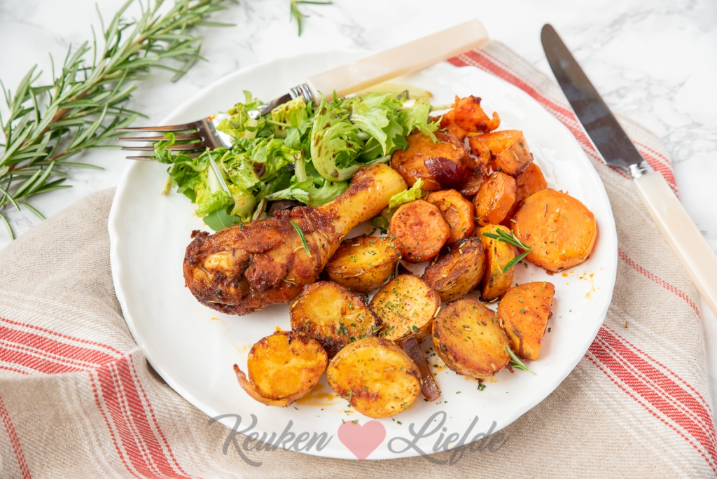 Gekruide kipdrumsticks met groenten uit de oven