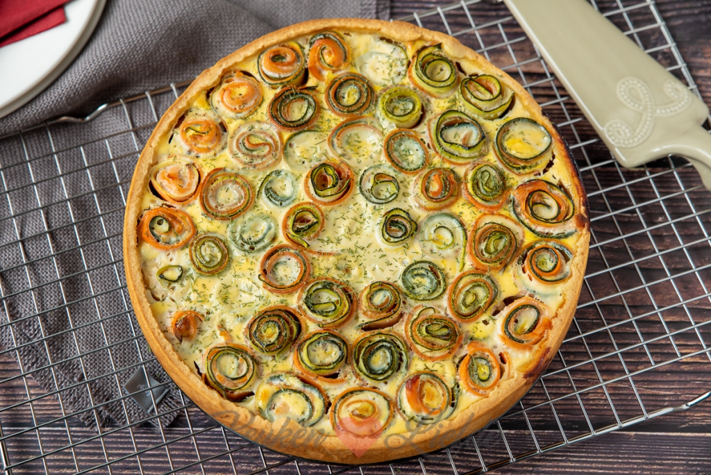 Hartige taart met groenterolletjes en zalm