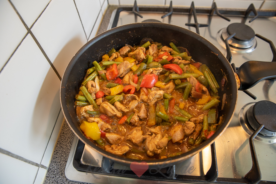 Mexicaanse ovenschotel met kip en nacho's