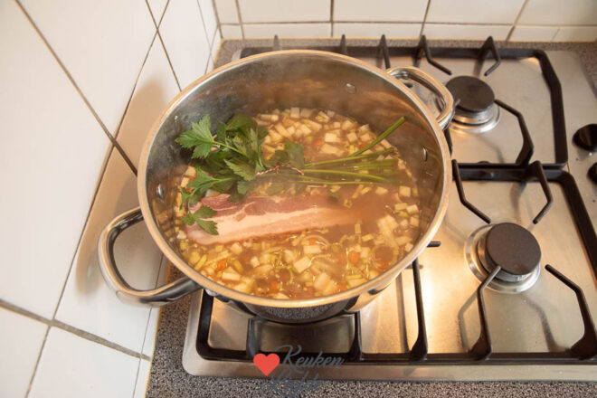 Voeg de overige ingrediënten toe en kook mee