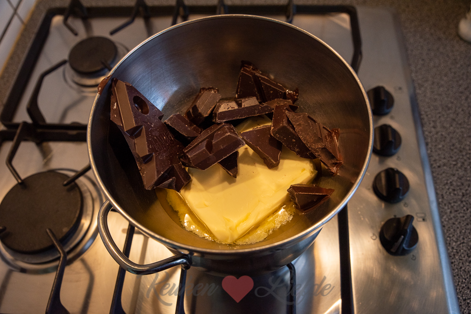 Brownietaart met M&M's en pretzels