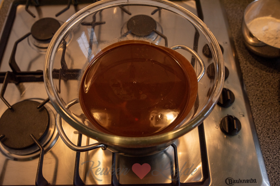 Brownietaart met M&M's en pretzels