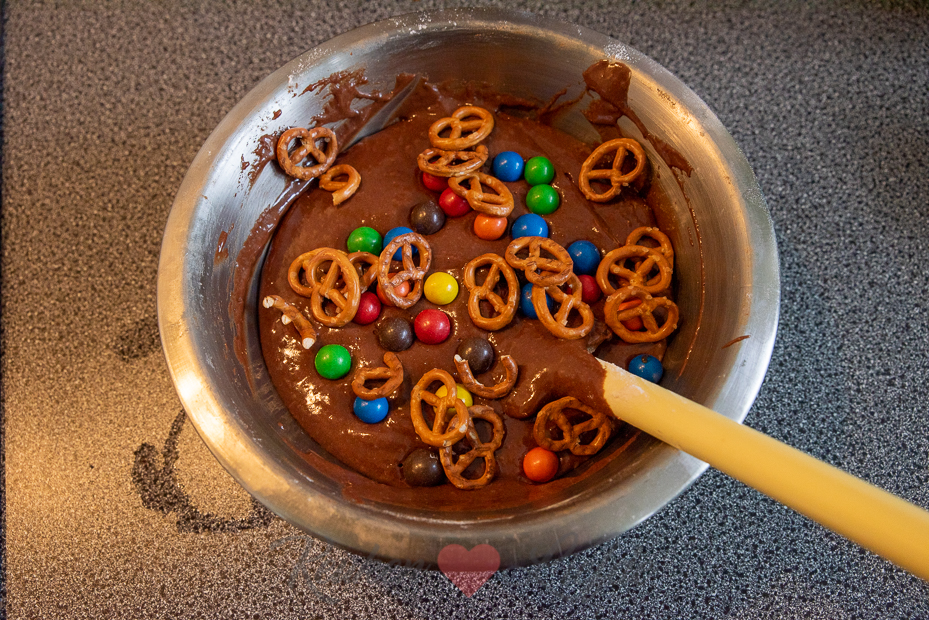Brownietaart met M&M's en pretzels