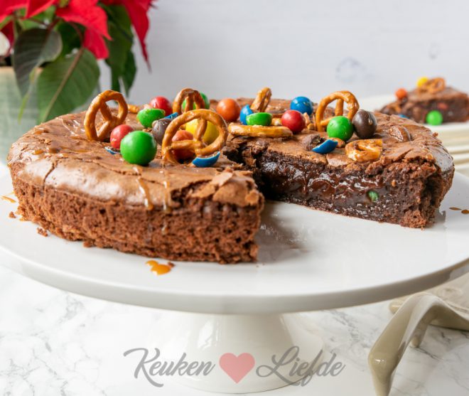 Brownietaart met M&M’s en pretzels