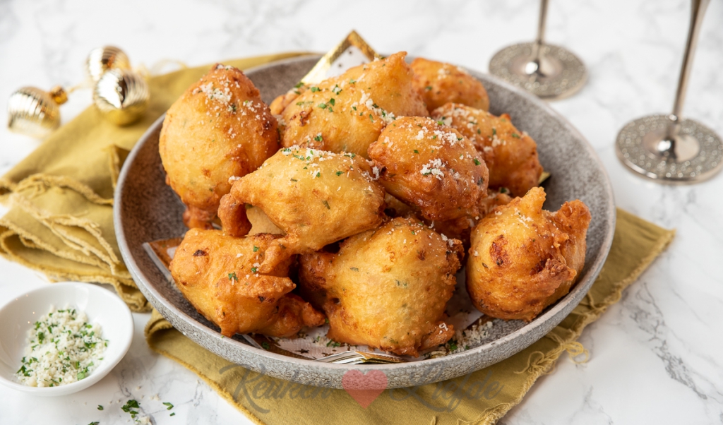 Hartige oliebollen met pancetta, ui en Parmezaan Hartige oliebollen met pancetta, ui en Parmezaan