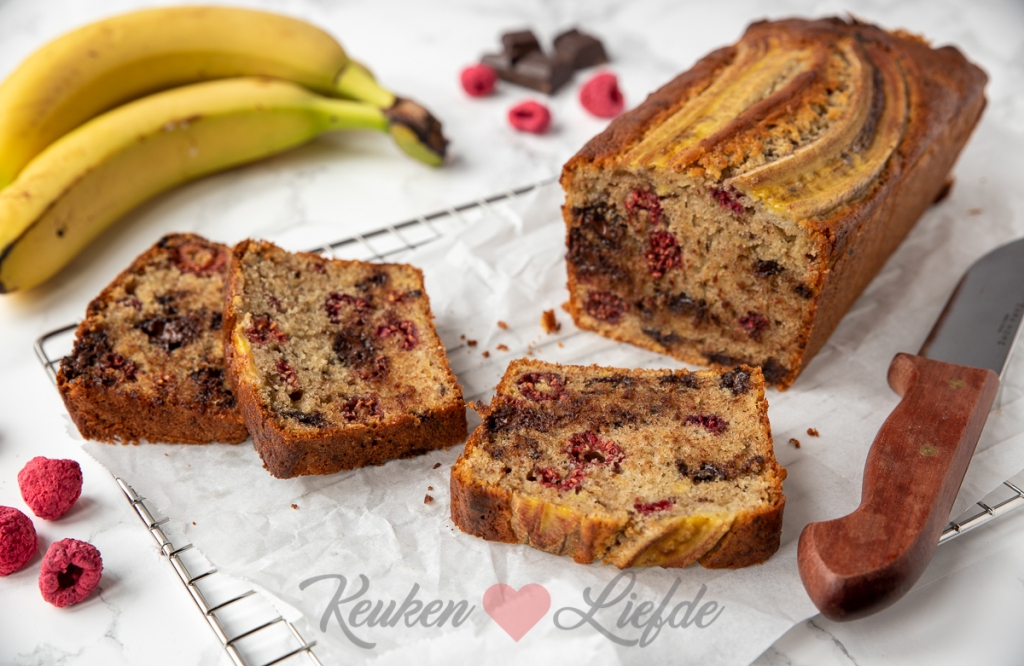 Bananenbrood met chocolade en frambozen