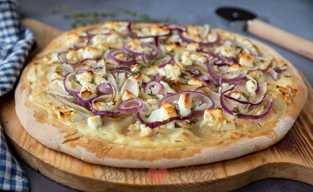 Flammkuchen met witlof en geitenkaas Flammkuchen met witlof en geitenkaas