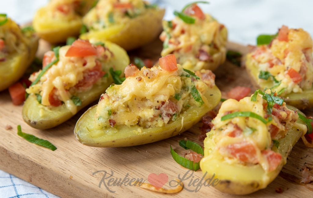 Gevulde aardappel met bacon, tomaat en kaas