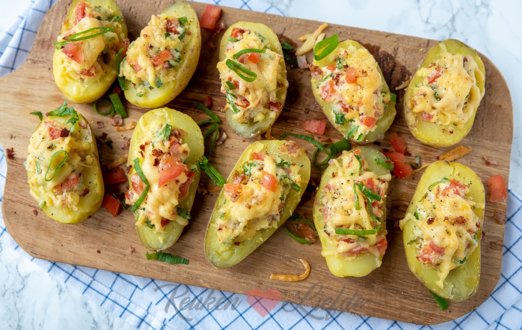 Gevulde aardappel met bacon, tomaat en kaas Gevulde aardappel met bacon, tomaat en kaas