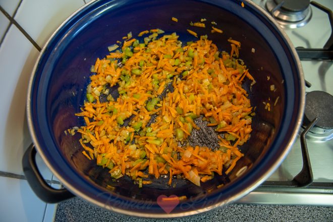 Bak de ui en groenten aan.