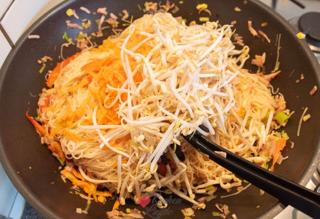 Roer de mihoen, taugé, wortel en peterselie erdoor