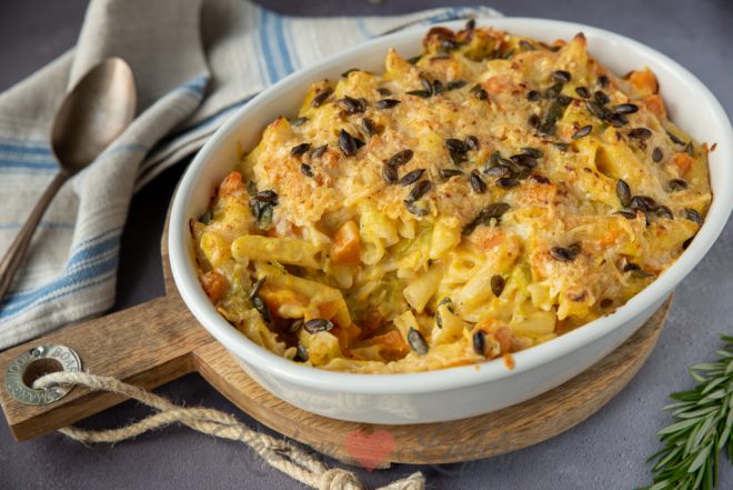 Pasta gratin met pompoen, prei en kaassaus
