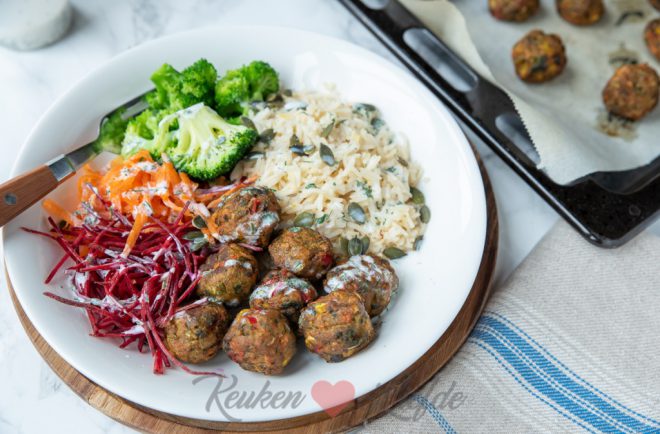 Rijst bowl met vega groenteballetjes en yoghurtdressing