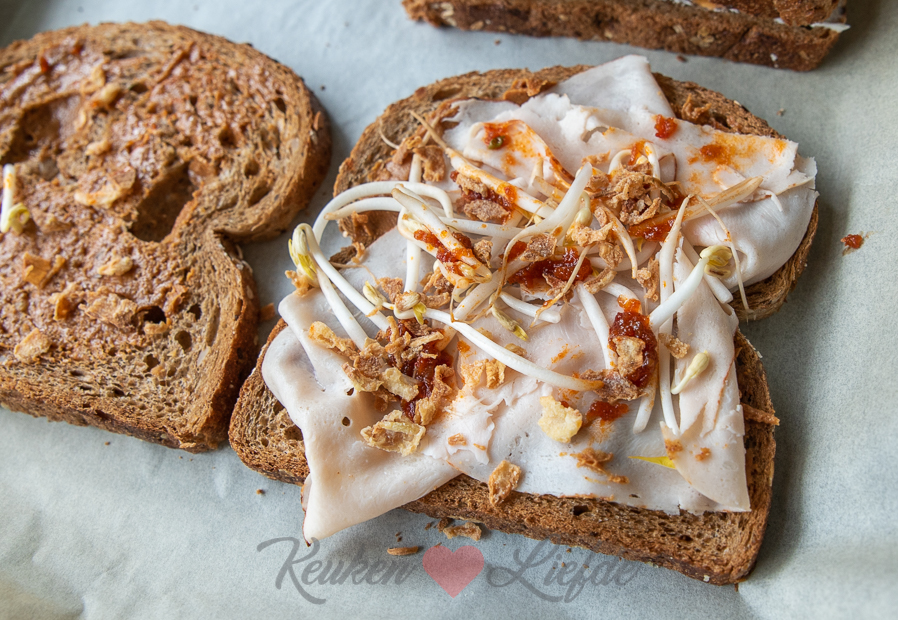 Tosti met pindakaas, kipfilet, taugé en sambal