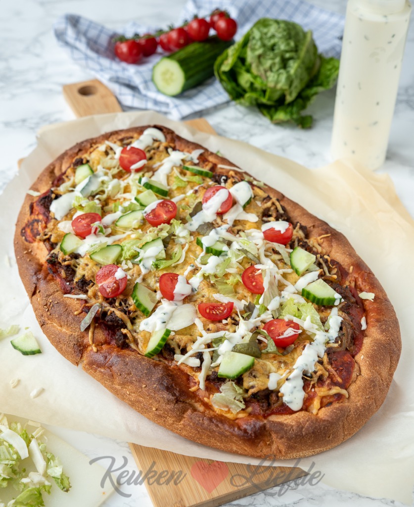 Turks brood pizza met gehakt, knoflooksaus en salade Turks brood pizza met gehakt, knoflooksaus en salade