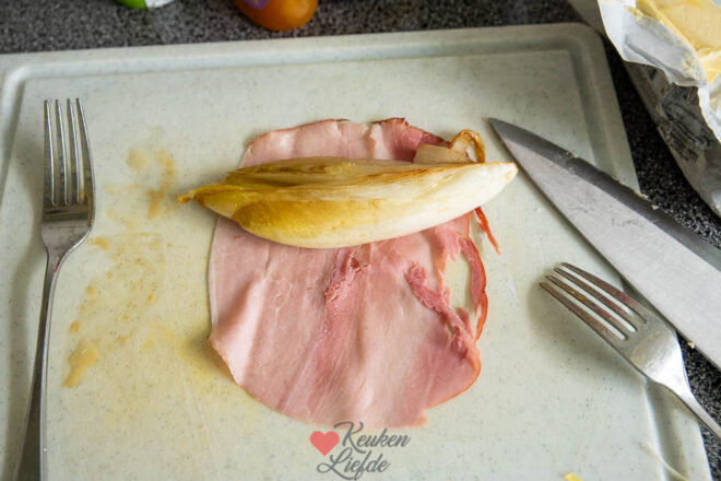 Rol de witlof in de ham en leg bovenop de puree