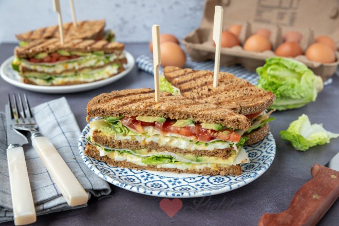 Club sandwich met eiersalade en avocado