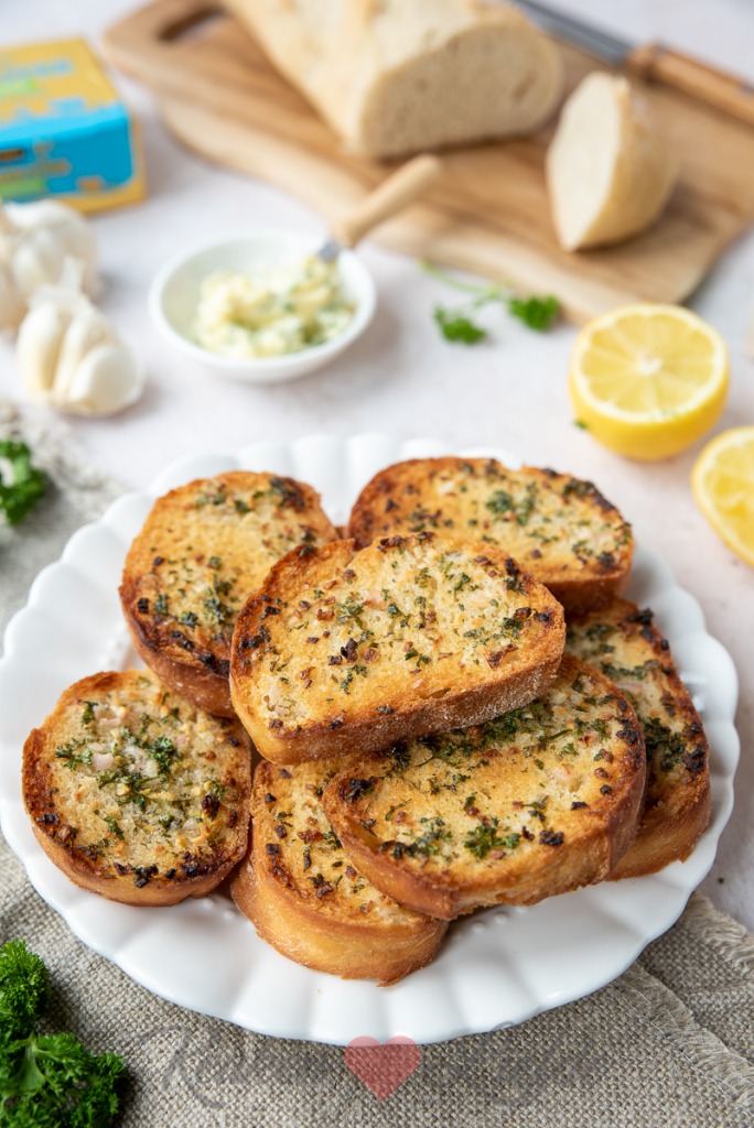 Stokbroodjes met knoflookboter Stokbroodjes met knoflookboter