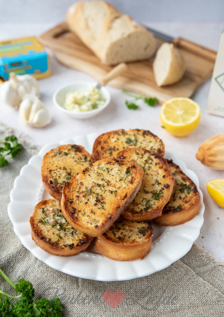 Stokbroodjes met knoflookboter Stokbroodjes met knoflookboter