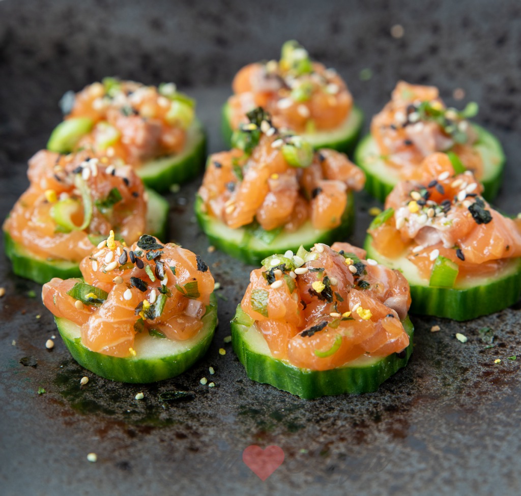 Komkommerhapje met zalmtartaar Komkommerhapje met zalmtartaar