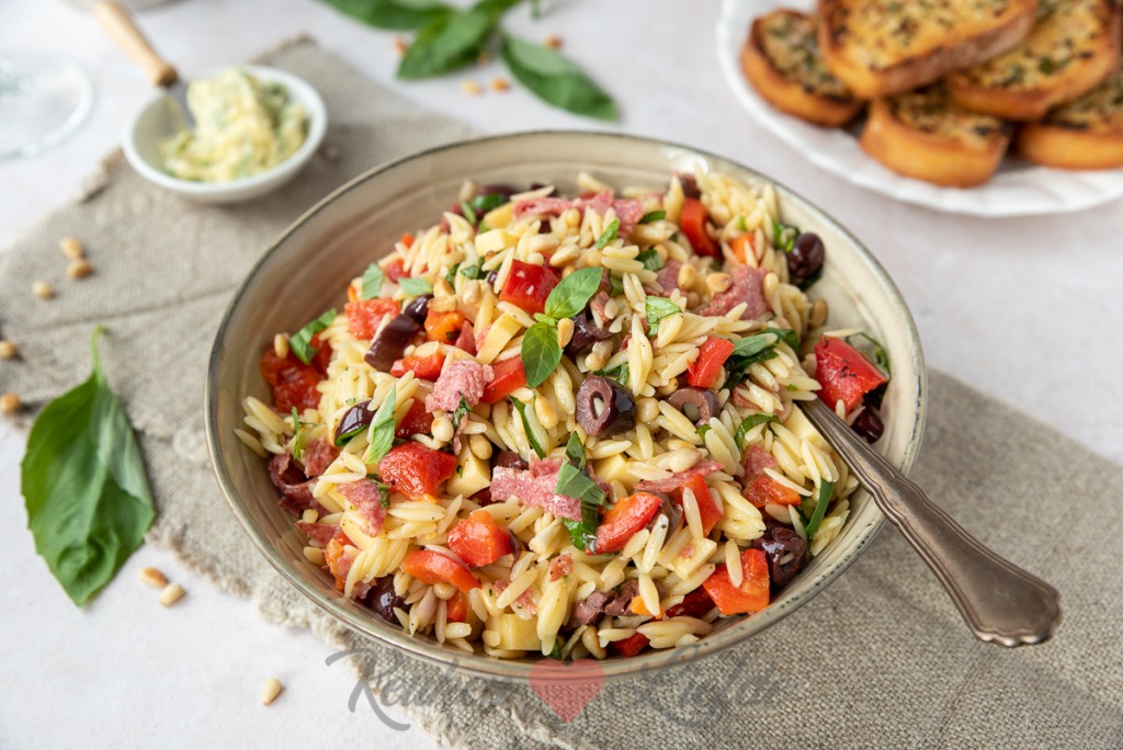 Orzo pastasalade met salami en gegrilde paprika