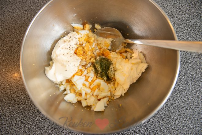 Maak de eiersalade