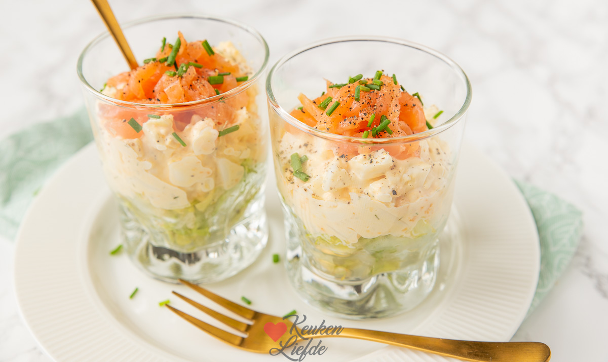 Eiersalade met zalm in een glaasje