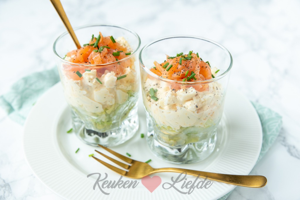 Eiersalade met zalm in een glaasje