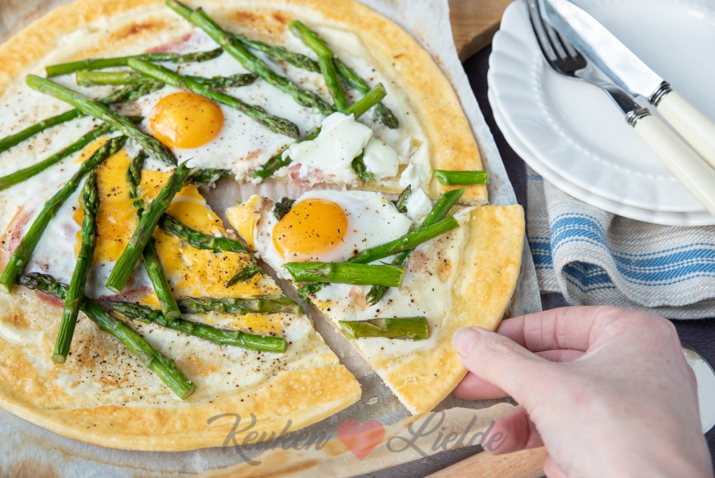 Flammkuchen met groene asperge, pancetta en ei
