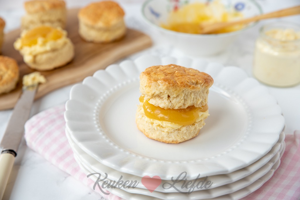 Scones met clotted cream en lemon curd
