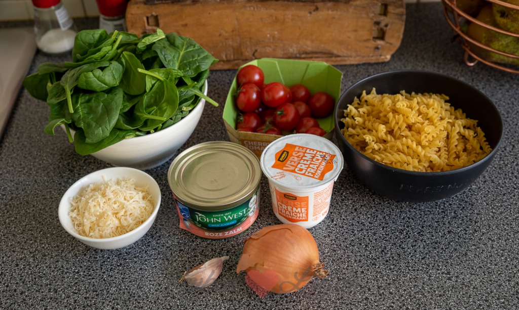 Pasta met romige spinazie en zalm