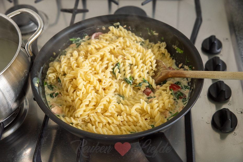 Pasta met romige spinazie en zalm