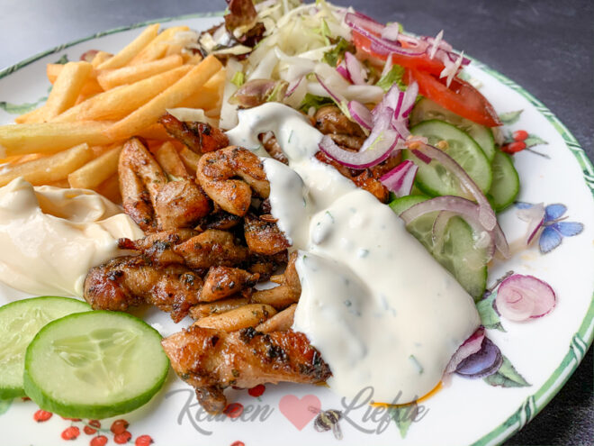 Kipshoarma met pitabrood, knoflooksaus en wittekoolsalade