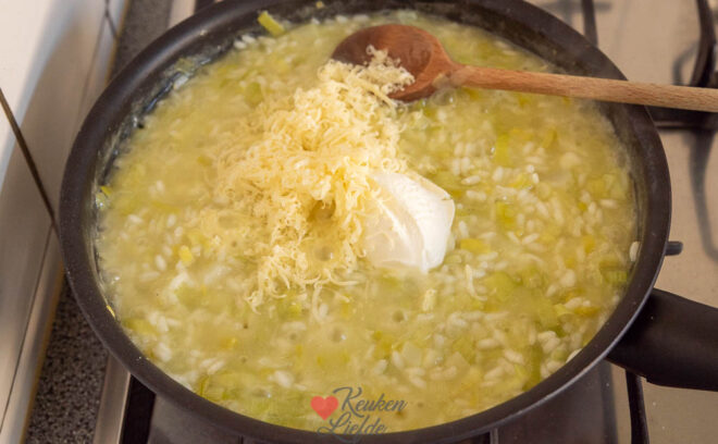 Voeg de crème fraîche, parmezaan, cherrytomaten en basilicum toe