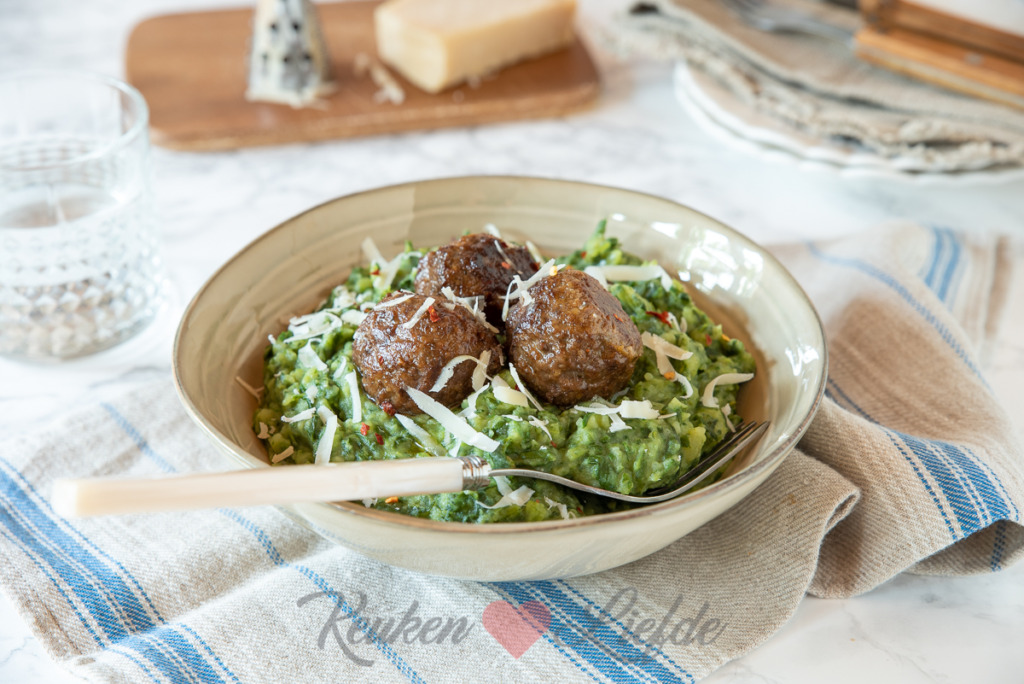 Spinazie stamppot met pesto gehaktballetjes