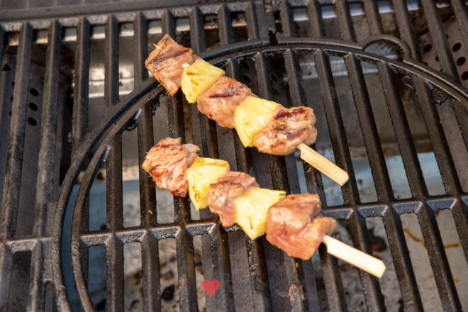 Rijg en grill de varkenshaasspiezen