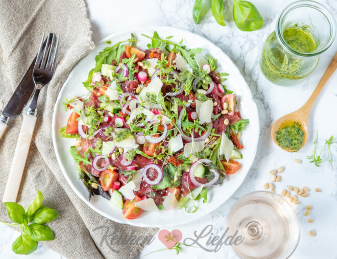 Carpacciosalade met pestodressing