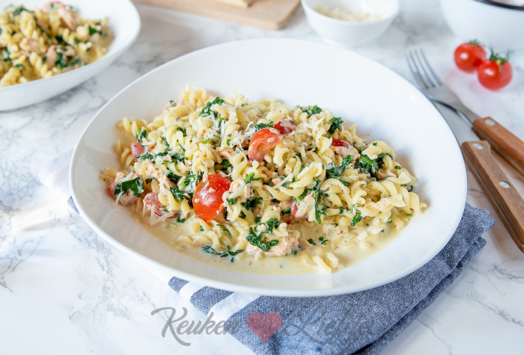 Pasta met romige spinazie en zalm