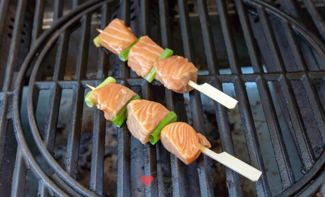 Grill de zalm spiesjes