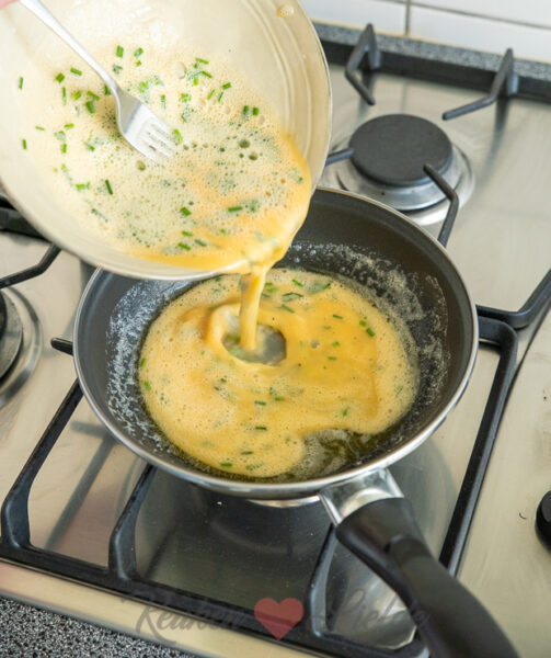Bak de omelet. 