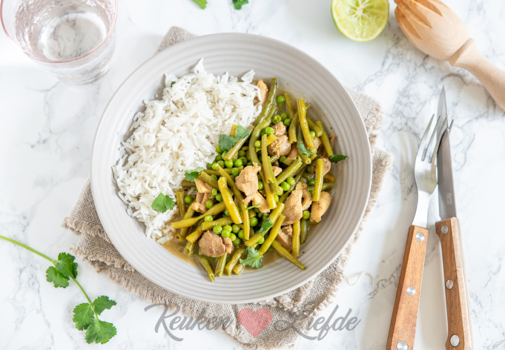 Groene curry met kip en sperziebonen