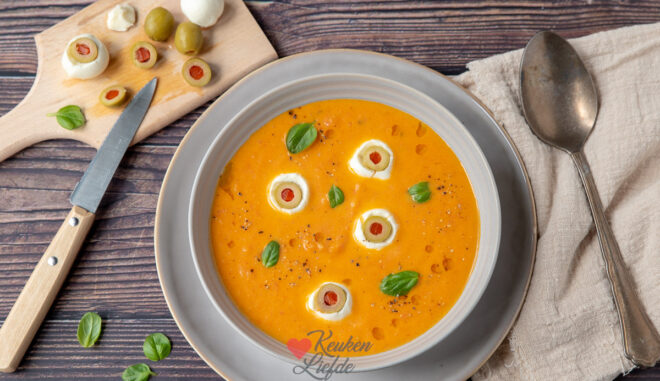 Halloween tomatensoep met oogballetjes