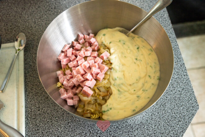 Mengen en in ovenschaal scheppen