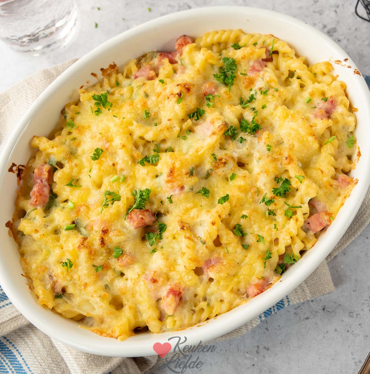 Pasta ovenschotel met witlof, ham en kaassaus