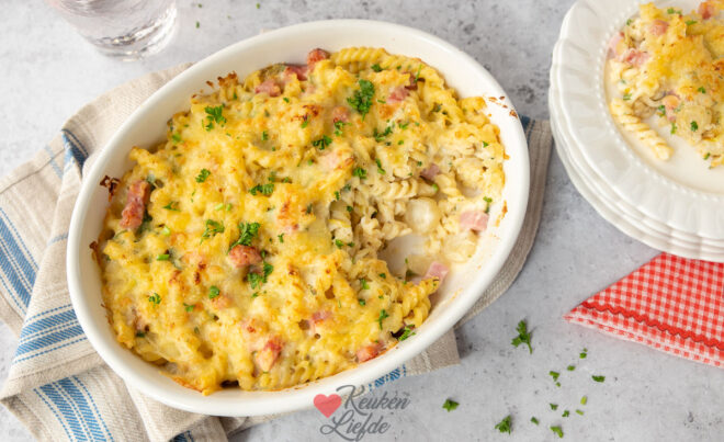 Pasta ovenschotel met witlof, ham en kaassaus