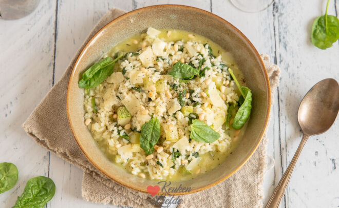 Risotto met courgette, spinazie en pesto