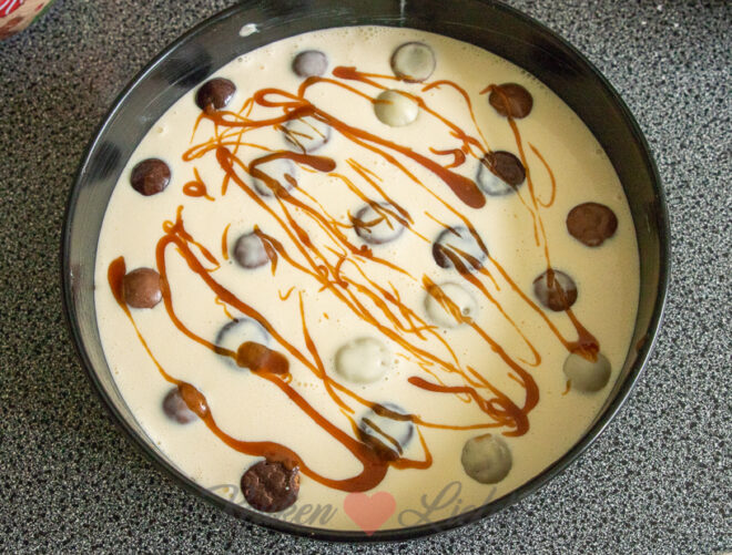 Giet de roomkaasvulling over de bodem